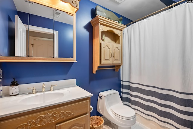 full bath featuring vanity, toilet, a shower with curtain, and visible vents