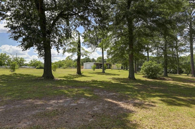 view of yard featuring an outdoor structure and a pole building