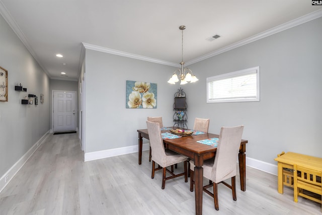 dining area featuring crown molding, light wood-style floors, baseboards, a chandelier, and recessed lighting