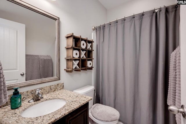 full bath featuring toilet, vanity, and a shower with shower curtain