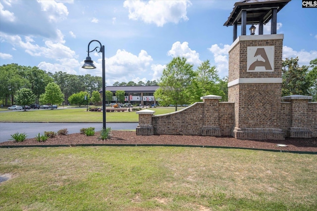 community sign with a lawn