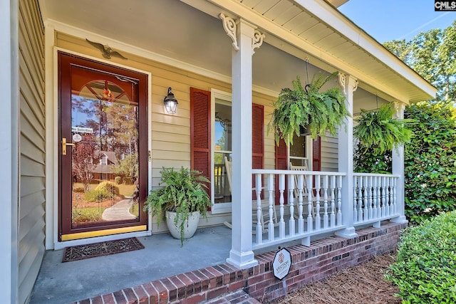 doorway to property with covered porch