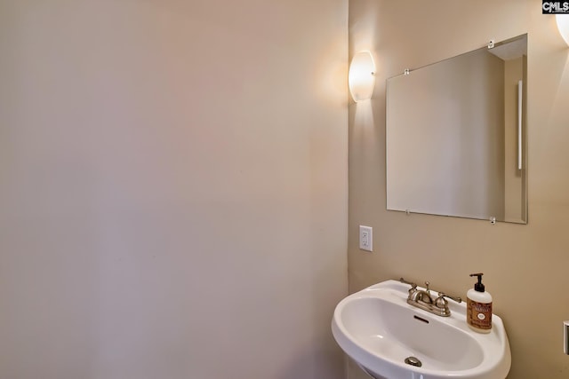 bathroom featuring a sink