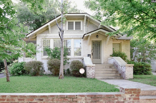view of front of property featuring a front yard