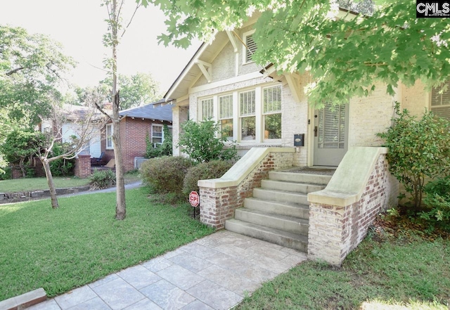 view of front of house with a front lawn and brick siding