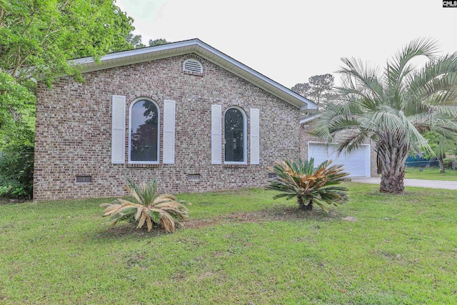 view of front of home featuring crawl space, brick siding, and a front lawn