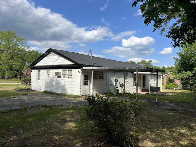 view of front of house with a front yard