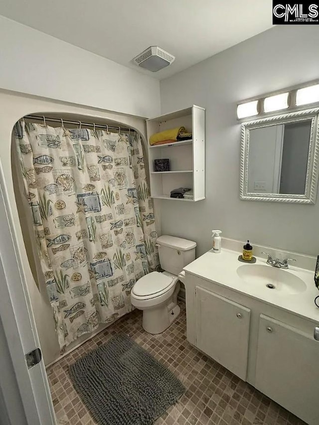 full bath with toilet, vanity, and a shower with curtain