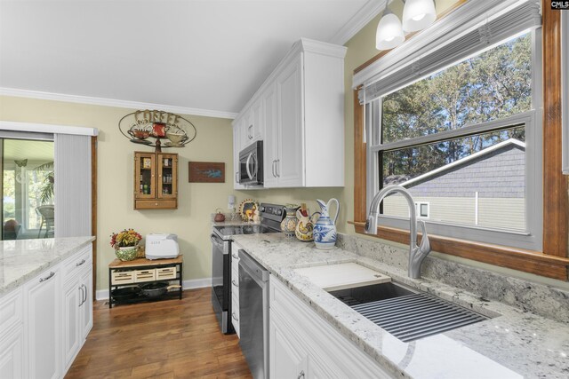 kitchen featuring a sink, appliances with stainless steel finishes, white cabinets, dark wood-style flooring, and ornamental molding