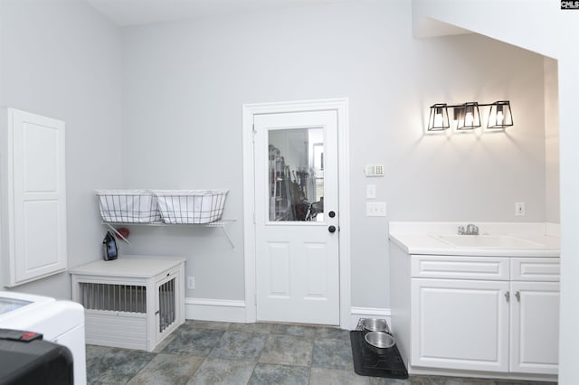 mudroom featuring a sink and baseboards