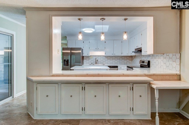 7905 Castleton Ln, Columbia, SC 29223 - kitchen with appliances with stainless steel finishes, a sink, under cabinet range hood, decorative backsplash, and a peninsula