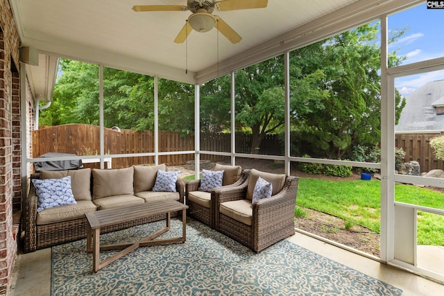 sunroom featuring outdoor lounge area and ceiling fan