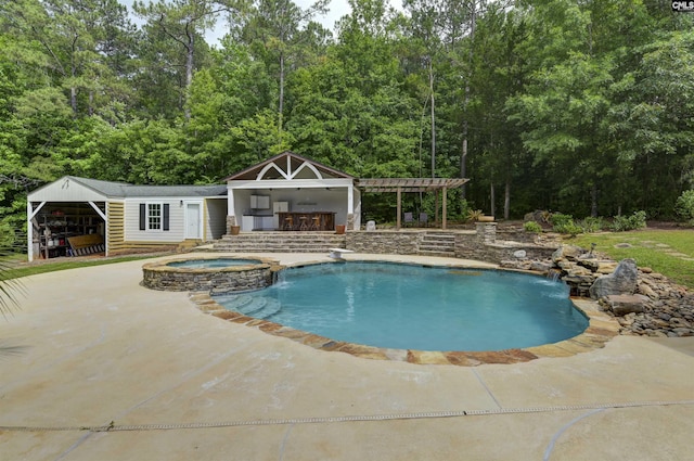 view of swimming pool featuring a patio, an outdoor structure, a pool with connected hot tub, a pergola, and a wooded view
