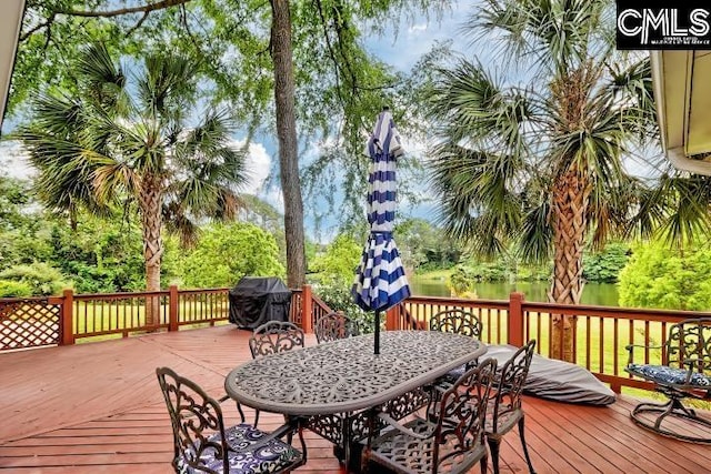 deck with outdoor dining space