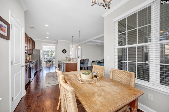 dining room featuring crown molding, dark wood finished floors, a chandelier, recessed lighting, and baseboards