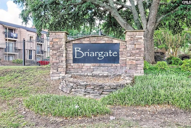 516 Menlo, Columbia, SC 29210 - community / neighborhood sign with fence