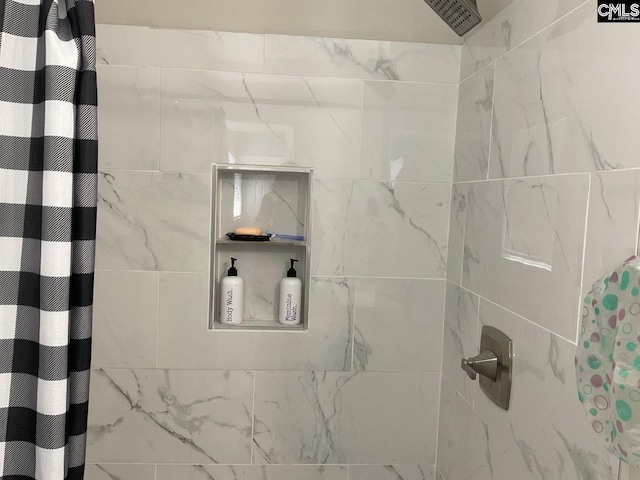 bathroom featuring tiled shower