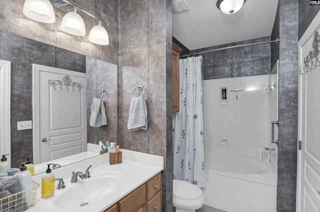 1320 Pulaski St Unit B207, Columbia, SC 29201 - full bath featuring shower / bath combo with shower curtain, toilet, and vanity