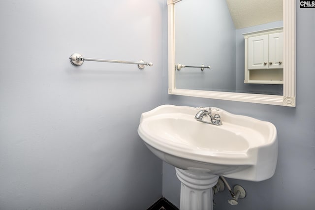 bathroom featuring a sink
