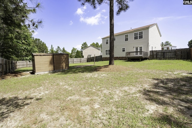 view of yard featuring an outdoor structure and a shed