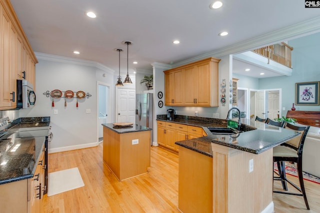 570 Wateree Key Ct, Winnsboro, SC 29180 - kitchen featuring a sink, a kitchen island, appliances with stainless steel finishes, light wood-style floors, and a peninsula