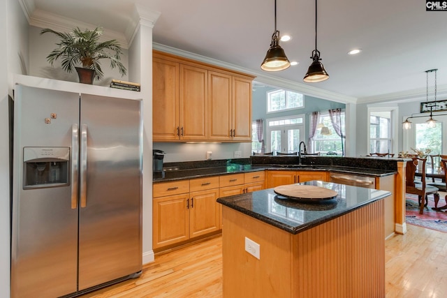 570 Wateree Key Ct, Winnsboro, SC 29180 - kitchen with stainless steel appliances, ornamental molding, a peninsula, a sink, and light wood finished floors