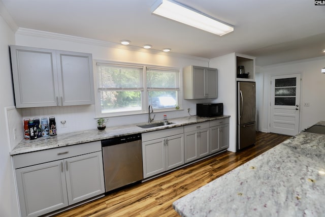 805 Mcrae Rd, Camden, SC 29020 - kitchen featuring stainless steel appliances, a sink, gray cabinetry, wood finished floors, and ornamental molding