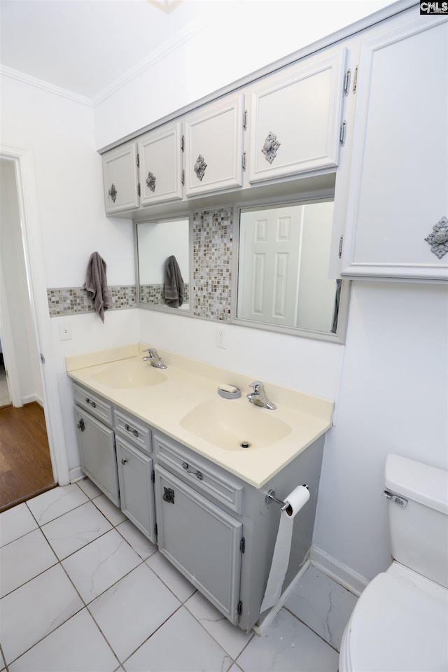 805 Mcrae Rd, Camden, SC 29020 - bathroom featuring baseboards, toilet, ornamental molding, double vanity, and marble finish floors
