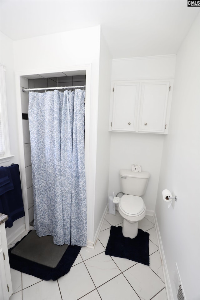 805 Mcrae Rd, Camden, SC 29020 - bathroom with toilet, a shower with shower curtain, and baseboards