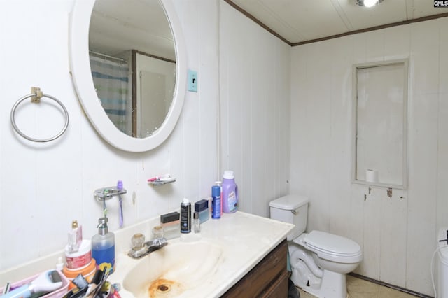 3334 Spring Dr, West Columbia, SC 29170 - full bathroom featuring a decorative wall, vanity, toilet, crown molding, and a shower with curtain