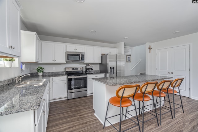 646 Penfolds Way, Blythewood, SC 29016 - kitchen featuring stainless steel appliances, a sink, a center island, dark wood-type flooring, and a breakfast bar area