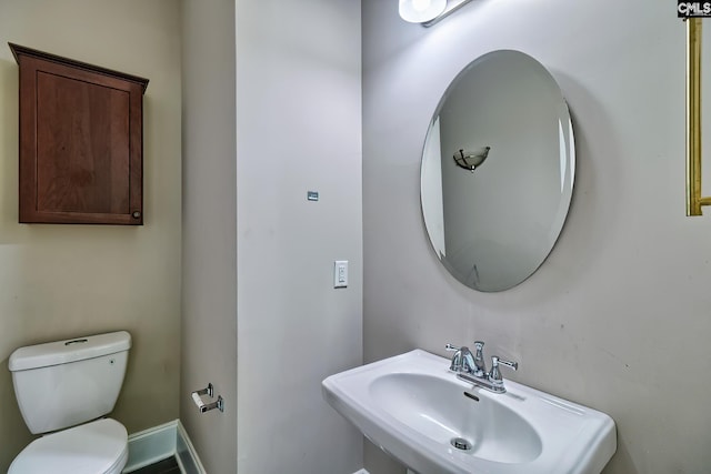 117 Shoal Creek Ln, Blythewood, SC 29016 - half bath featuring a sink, toilet, and baseboards