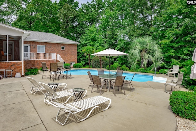 616 Brandon Ct, Lexington, SC 29072 - swimming pool with a patio, ceiling fan, view of wooded area, and outdoor dining area