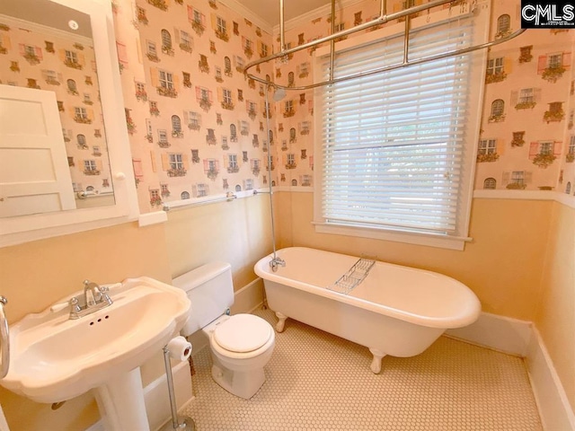 2825 Pruitt Dr, Columbia, SC 29204 - full bathroom featuring a soaking tub, toilet, wallpapered walls, crown molding, and a sink