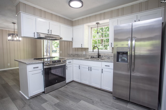 4513 Bonnie Forest Blvd, Columbia, SC 29210 - kitchen featuring stainless steel appliances, under cabinet range hood, ornamental molding, a sink, and a peninsula