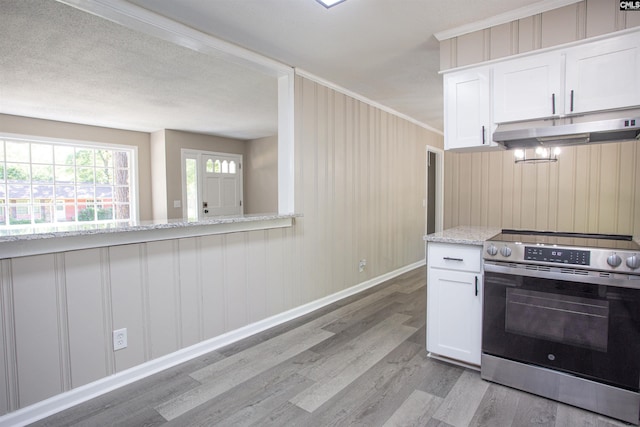 4513 Bonnie Forest Blvd, Columbia, SC 29210 - kitchen featuring stainless steel electric stove, under cabinet range hood, light wood-type flooring, white cabinets, and ornamental molding