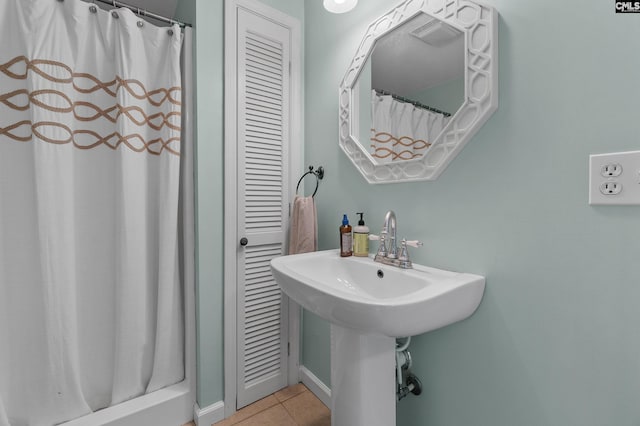 6148 Marthas Glen Rd, Columbia, SC 29209 - bathroom featuring tile patterned flooring and a shower with curtain