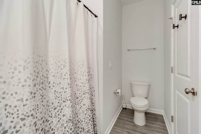 137 Brockway Dr, Columbia, SC 29229 - full bath featuring toilet, baseboards, wood finished floors, and a shower with shower curtain