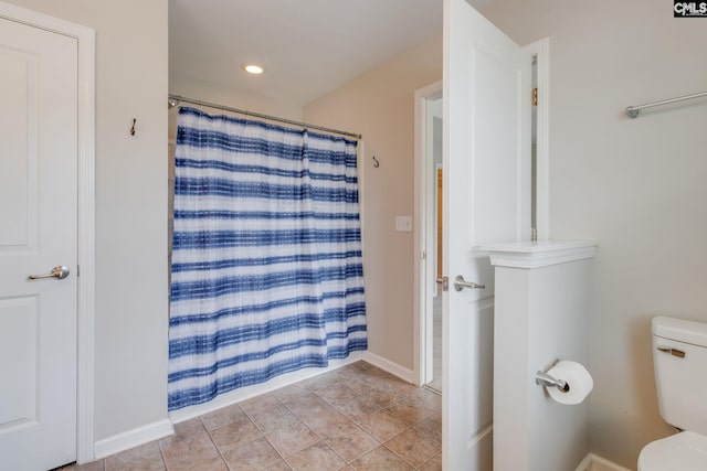 301 Chestnut Oak Ct, West Columbia, SC 29169 - bathroom featuring toilet, recessed lighting, a shower with curtain, and baseboards