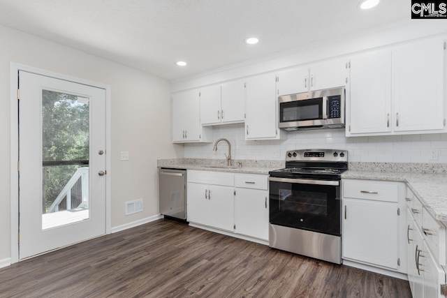 2308 Exton Shore Dr, Columbia, SC 29209 - kitchen featuring stainless steel appliances, a sink, dark wood finished floors, backsplash, and recessed lighting