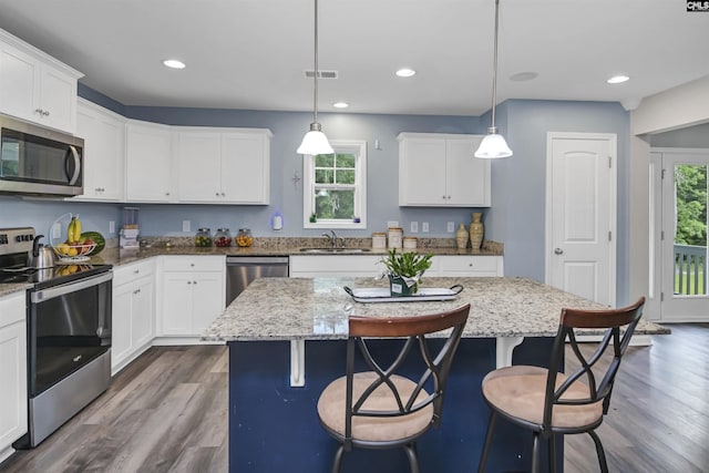 53 Findlay Cir, Elgin, SC 29045 - kitchen featuring appliances with stainless steel finishes, a sink, white cabinetry, a breakfast bar, and recessed lighting