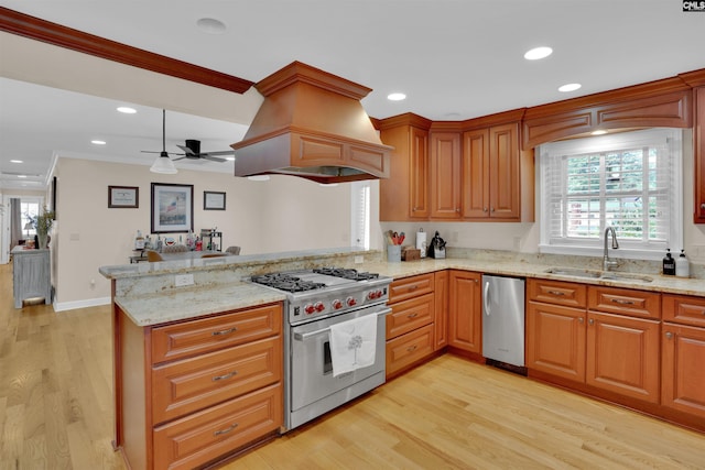 531 Sulgrave Dr, Columbia, SC 29210 - kitchen with appliances with stainless steel finishes, a sink, a peninsula, ceiling fan, and light wood-style flooring