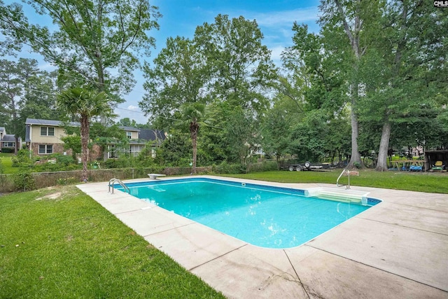 531 Sulgrave Dr, Columbia, SC 29210 - outdoor pool with a yard, view of wooded area, and a diving board