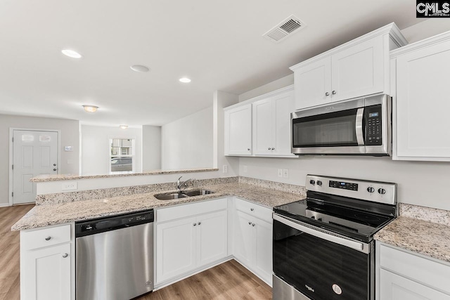 339 Gum Swamp Trl, West Columbia, SC 29169 - kitchen with stainless steel appliances, a sink, light wood-style floors, a peninsula, and recessed lighting