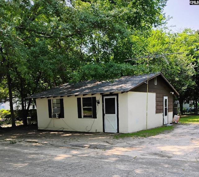 369 Mill St, Batesburg, SC 29006 - view of outdoor structure featuring cooling unit