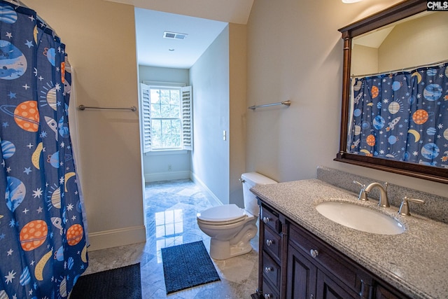 2492 Harbor View Rd, Camden, SC 29020 - bathroom with toilet, vanity, baseboards, and a shower with curtain