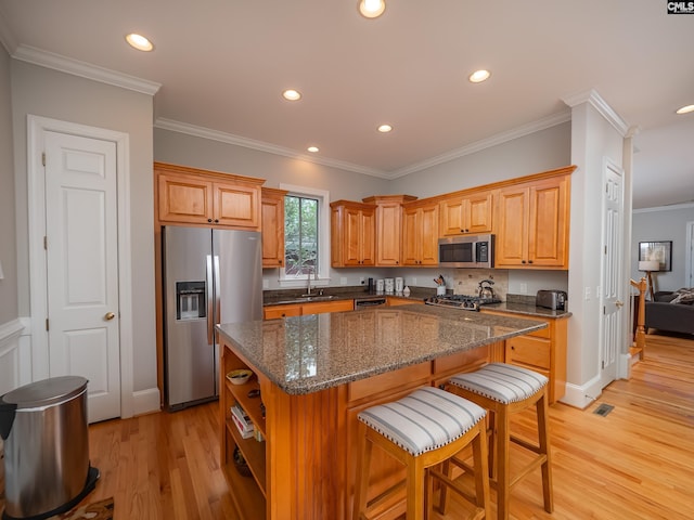 321 Lake Carolina Blvd, Columbia, SC 29229 - kitchen with stainless steel appliances, a sink, light wood-type flooring, a center island, and recessed lighting