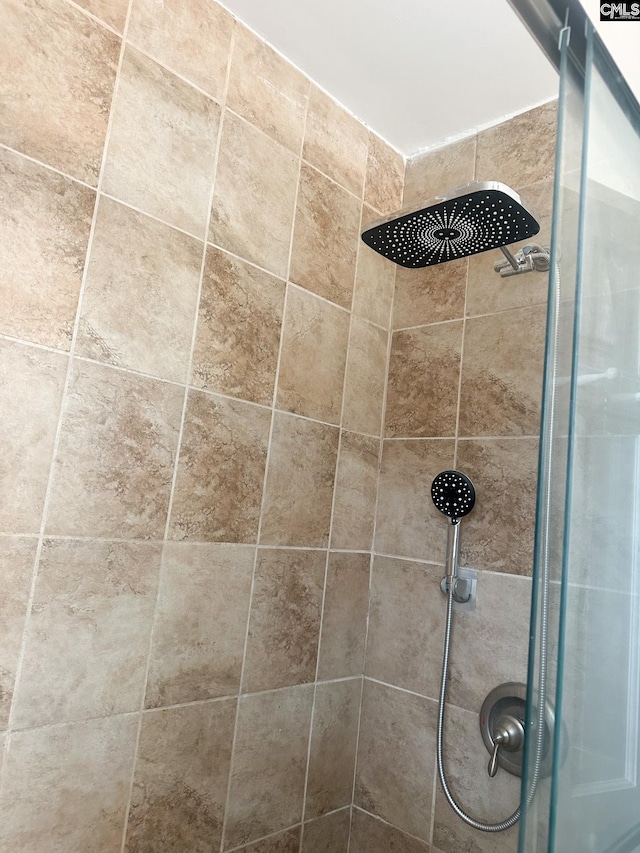 112 Valhalla Dr, Columbia, SC 29229 - bathroom featuring tiled shower