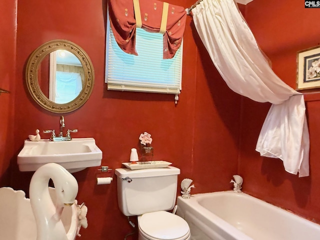 714 E Dunlap St, Lancaster, SC 29720 - bathroom featuring toilet, a bath, and a sink
