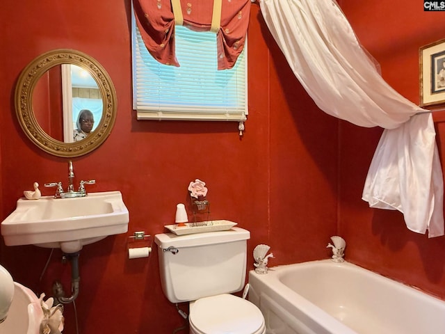 714 E Dunlap St, Lancaster, SC 29720 - full bathroom with toilet, a tub, and a sink